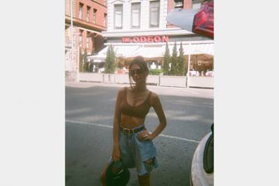 Эмили Ратаковски поделилась фото в топе и рваных шортах в стиле 90-х