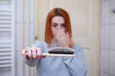 «Волосы выпадают пучками». Названа болезнь, влияющая на облысение хуже рака