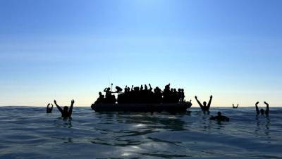 ООН призывает спасти 400 мигрантов, дрейфующих в Средиземном море почти месяц