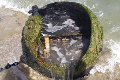 На пляже украинского курорта обнаружили мину