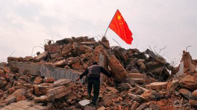 Число жертв обрушения отеля в Китае возросло почти до 30 человек