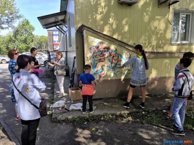 Школьники Долинска выступили против исписанных стен