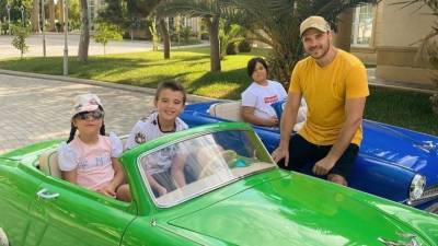 «Настоящая тусовка!» — Эмин Агаларов устроил детям праздник с катанием на яхте