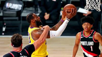 Трипл-дабл Джеймса помог «Лейкерс» выйти в полуфинал Западной конференции НБА