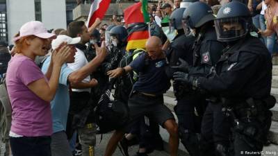 Протесты против карантинных ограничений в Берлине переросли в массовые беспорядки