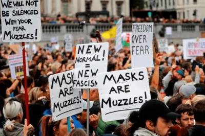 Против масок и вакцинации: В Лондоне тысячи людей вышли на протест