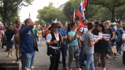 Жители Берлина с флагами в руках пытались взять штурмом Рейхстаг