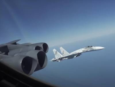ВВС США напугал опасный перехват российских Су-27 американского B-52