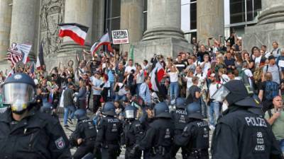 Как прошли субботние протесты в Берлине: штурм Рейхстага и массовые задержания