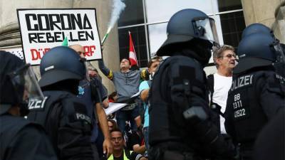 Глава МВД Германии осудил берлинские протесты против мер по COVID-19