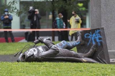 В канадском Монреале протестующие свалили памятник первому премьеру - news-front.info - Канада