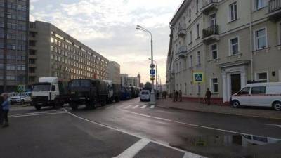 Силовики стянули спецтехнику в центр Минска