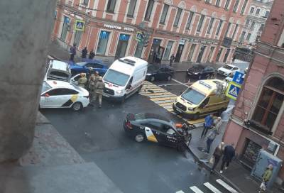 Видео: в центре Петербурга произошло тройное ДТП