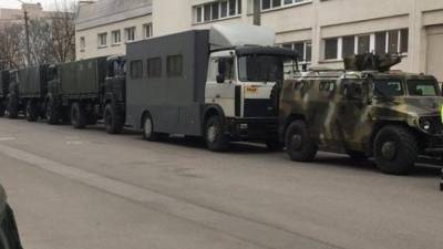 Колонны техники силовиков стягиваются в центр Минска