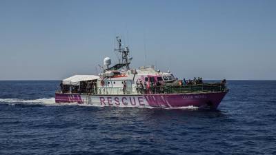 Мигрантов в "Луизы Мишель" доставили на Лампедузу