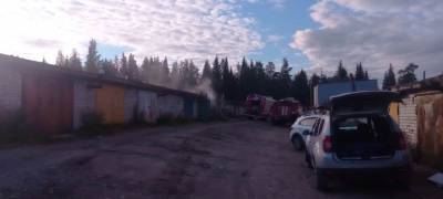 Огонь едва не уничтожил гаражный кооператив в Карелии (ФОТО)