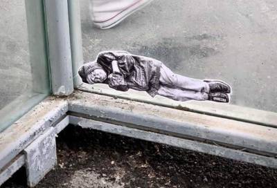 Анонимный художник разместил на улицах Петербурга спящих бумажных бездомных