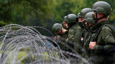 К Дому правительства в Минске стянули отряды солдат и бойцов ОМОНа