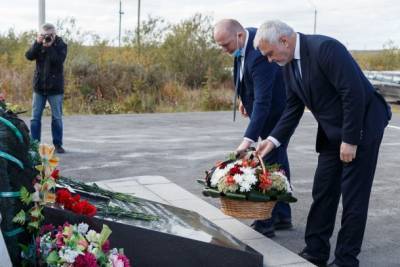 Владимир Уйба возложил цветы к мемориалу памяти шахтеров и горноспасателей