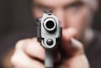 Во время конфликта в Петербурге мужчина выстрелил 19-летнему парню в лицо
