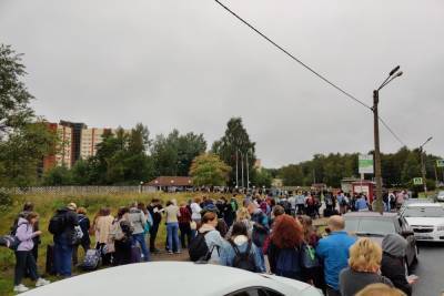 Первокурсники стоят в огромной очереди на заселение в общежитие СПбГУ в Петергофе
