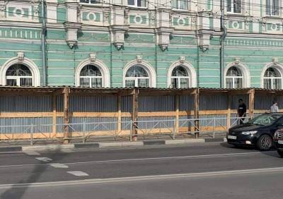На улице Ленина установили пешеходную галерею с торчащими гвоздями