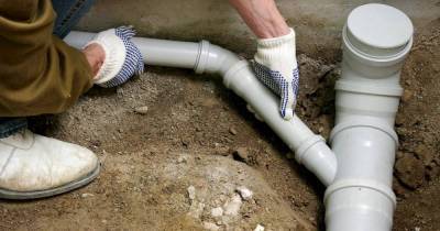 Как качественно соединить две канализационные трубы, если под рукой не оказалось муфты