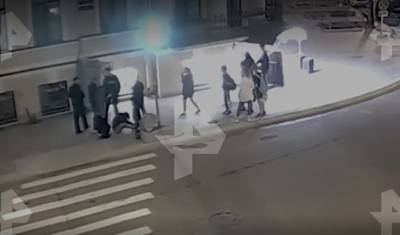 Видеокамера засняла нападение с пистолетом на прохожего в Санкт-Петербурге