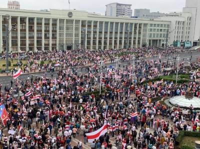 В Минске протестующие не дали ОМОНу задержать своих сторонников
