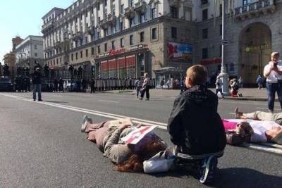 Женщины в Минске легли на асфальт перед техникой