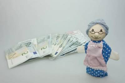 Пенсионерам в РФ собираются доплатить по 5686 рублей