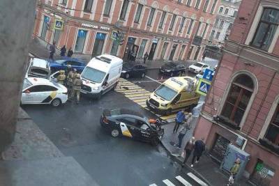 Пьяный таксист устроил массовую аварию на Гороховой улице