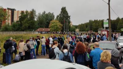 "Уже начинают жарить шашлыки": перед общежитиями СПбГУ выросли гигантские очереди