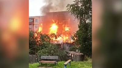 Во Владимире пожар в частном доме перекинулся на пятиэтажку (видео)