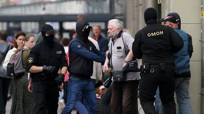 Возле здания КГБ в Минске начались задержания протестующих