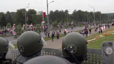 Протестующих около площади Независимости начали задерживать в Минске