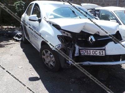 В Ереване водитель автомобиля врезался в бетонное заграждение при попытке оказать помощь пассажиру: пассажир погиб