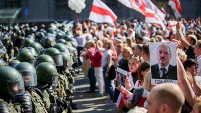 ОМОН хватает участников еженедельного мирного марша в столице Беларуси