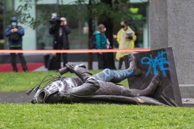В Монреале активисты свалили памятник первому премьеру Канады - rtvi.com - Канада