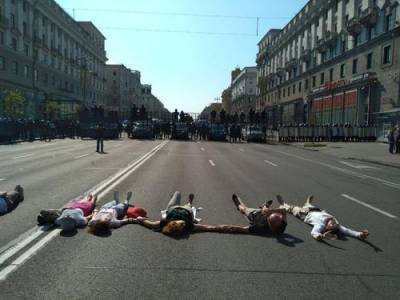 В Минске новая волна протестов. ОМОН стучит щитами и надвигается. Протестующие ложатся перед ним