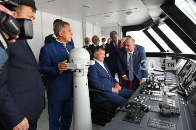 Президент Татарстана осмотрел уникальный теплоход «Чайка»