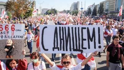"Мы на день рождения!": на акции протеста в Минске задержали больше 100 человек