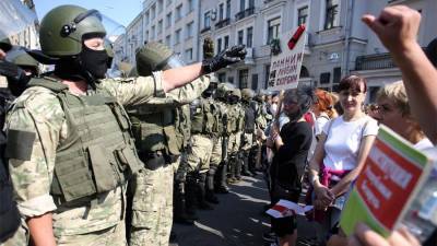 Очевидцы сообщили о переброске внутренних войск в центр Минска