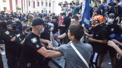 В Одессе митинг против ЛГБТ-прайда закончился дракой традиционалистов с полицией