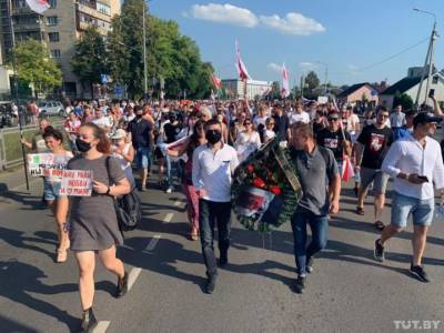 Протесты в Беларуси: Тысячи человек подошли к резиденции Лукашенко