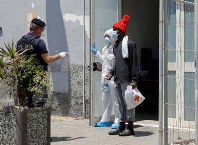 В Италии зараженные коронавирусом мигранты из Нигерии покусали врачей