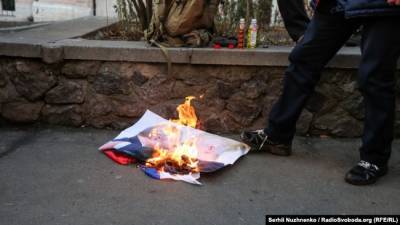 В Киеве протестующие сожгли портреты Лукашенко и Путина