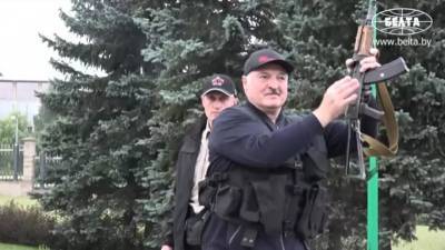 Лукашенко опять взялся за автомат, его помощник вышел к протестующим