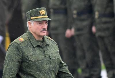 Лукашенко опять заметили с автоматом и в бронежилете у Дворца независимости