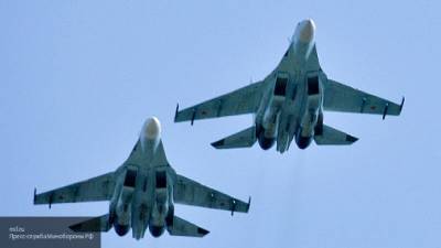 В Сети появилось видео, как Су-27 прогнали американский В-52 от границ РФ